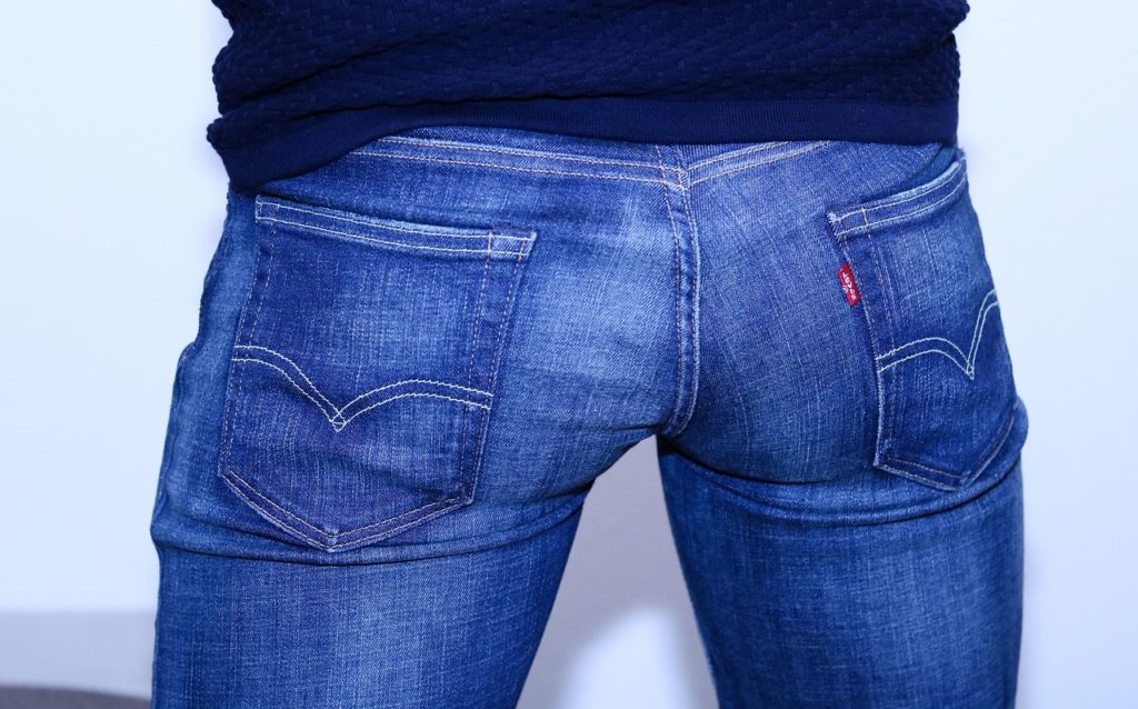 levis butt rip jeans